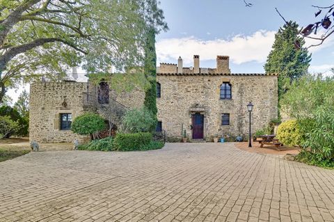 BARNES präsentiert exklusiv dieses herrliche Landhaus in der mittelalterlichen Stadt Ullastret, nur 20 Minuten von Begur und der Küste entfernt. Dieses außergewöhnliche Anwesen wurde von seinen verschiedenen Eigentümern im Laufe der Jahrhunderte sorg...