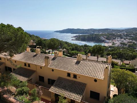 BARNES presenta esta impresionante casa adosada en una prestigiosa urbanización, a pocos metros de la playa y del centro de Llafranc. Construida en 1990 y completamente reformada en 2016, la propiedad se presenta en perfectas condiciones con acabados...