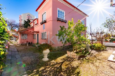 Finca urbana tradicional portuguesa en venta en Odivelas Pequeña finca en la zona 'Saloia' de Lisboa, superficie total de 3.409m2, a 10 minutos de la capital portuguesa, con buena accesibilidad. Esta vivienda fue refugio de una gran y relevante figur...