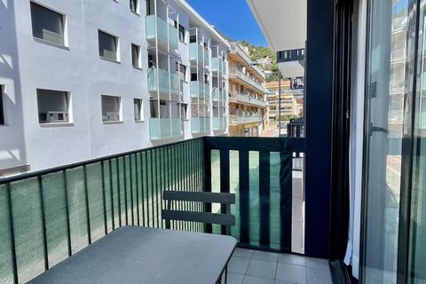 Aquest encantador apartament de 50 metres quadrats és tant acollidor com modern. Situat en una ubicació privilegiada, es troba a només 200 metres del supermercat i del restaurant més proper, i a 300 metres de la preciosa platja de sorra de 