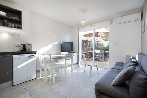 The villa in Sérignan has 1 bedrooms and capacity for 4 persons. Accommodation of 45 m² cozy and is very light. The property is located 450 m sand beach, 1 km from the restaurant, 2 km supermarket and it is located in a a quiet zone and next to the s...