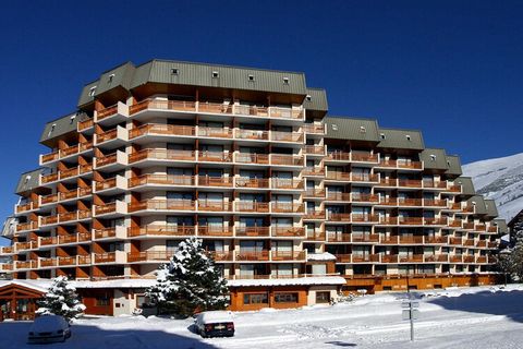 El apartament en Les Deux Alpes posseeix 1 dormitori(s) i capacitat per a 6 persones. Allotjament de 50 m² moblat amb gust i totalment equipat, amb vistes a la muntanya. Es troba a 160 m del supermercat, 200 m de la pista d'esquí i està situat en una...