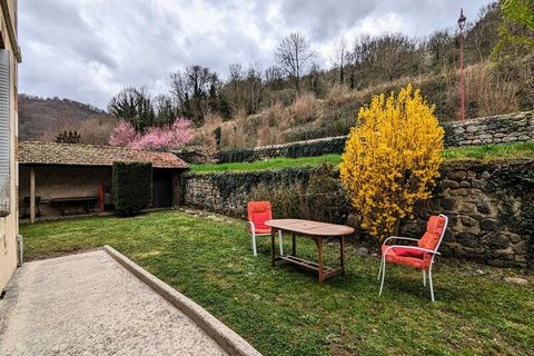 Sulla N102, prendere la direzione di Langeac. Proseguire sulla D585 verso St-Arcons-d'Allier. Poi prendere la D48 verso St-Julien-des-Chazes. L'alloggio si trova sulla sinistra all'uscita del villaggio. Situato nell'antica scuola femminile sulle rive...