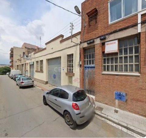 Se vende nave industrial en Carrer de Manresa, 34 (Granollers) por 199.000 . Situada en una ubicación estratégica dentro del barrio Font Verda, ideal para actividades industriales, logísticas o comerciales. Las características principales son: - una ...