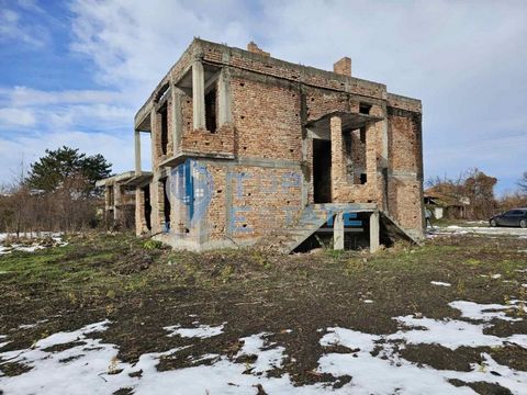 Top Estate Real Estate biedt u een huis in aanbouw aan in het dorp Tsarski Izvor, in de regio Veliko Tarnovo. Het huis heeft een totale bebouwde oppervlakte van 230 m² en wordt verkocht in de vorm van ruwe constructie, en de indeling van de kamers is...