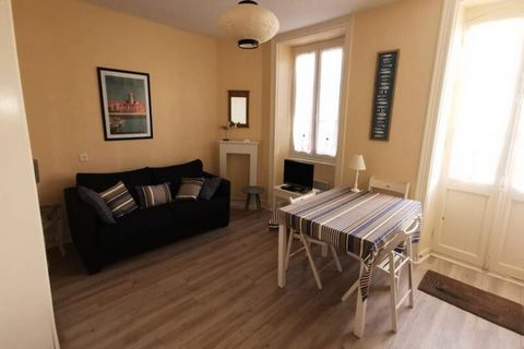 St. Jean de Luz, Stadtzentrum, Wohnung im 1. Stock einer kleinen Wohnanlage direkt am Strand, ausgelegt für 2 Personen, Eingang zum Wohnzimmer mit Sofa und Balkon, Essbereich, separate Küche, Ober- und Unterschränke, Zusatzofen, Kleingeräte, Waschmas...