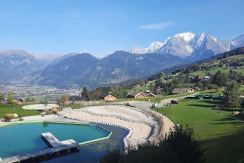 Deze woning, gelegen in het centrum van Combloux, biedt een luxe mezzaninestudio van 39 m² met een prachtig uitzicht op de Mont Blanc. Het is geschikt voor maximaal 5 personen en beschikt over een woonkamer met een eenpersoonsbed en een ladebed, een ...