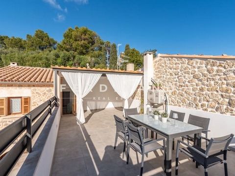 Panoramablick von der Dachterrasse - Dorfhaus mit Garage Dieses mallorquinische Dorfhaus wurde mit viel Liebe zum Detail komplett renoviert. Bei der Renovierung wurde besonderer Wert auf hochwertige Materialien gelegt, um eine perfekte Balance zwisch...