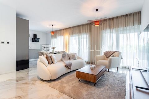 Podstrana, in an ideal location, second row from the sea, there is a completely renovated and furnished three-room apartment. It consists of a hallway, three bedrooms (one with a wardrobe), two bathrooms, a kitchen with a dining room and a living roo...