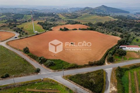 Excellent investment opportunity Land with housing subdivision for the construction of 14 houses, located in the picturesque parish of Abrigada, in the municipality of Alenquer. Rustic land of 35720m2 with 6000m2 of urban area in accordance with the ...