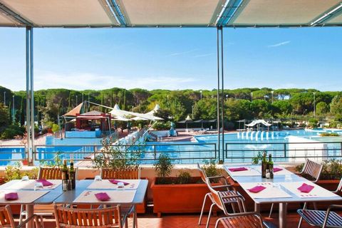 Estos bungalows familiares con una fantástica zona de piscina están situados en medio de un encantador bosque de pinos mediterráneos (12 hectáreas), dependiendo de la ubicación, a 300-800 m de las hermosas playas de arena. El centro de la animada loc...