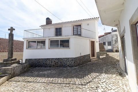 4 bedroom villa in the center of the friendly Portuguese village of Espinhal, in the municipality of Penela. The villa has 2 entrances and consists of 3 floors: Basement with parking space for up to 3 cars and 1 bathroom; Ground floor with living roo...