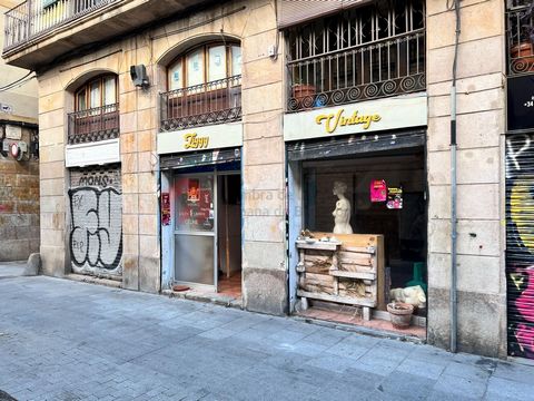 Venta de local comercial luminoso junto al Mercat de Santa Caterina Si buscas una inversión con gran potencial, este local comercial de 30 m² construidos según catastro, luminoso y con doble escaparate incluyendo acceso, es una oportunidad única. Sit...