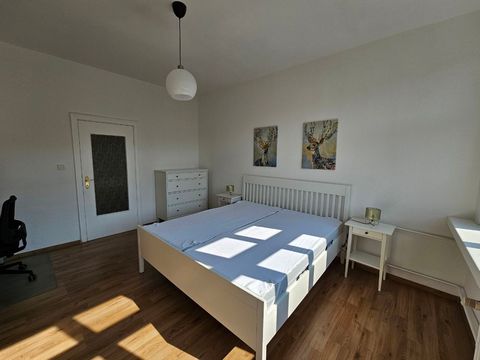 Die 2-Zimmer Wohnung ist großzügig geschnitten und bietet den idealen Rückzugsort für ein Paar oder eine alleinstehende Person. *Der Flur und die Abstellkammer* Man betritt die Wohnung durch einen langen, freundlich und hell gestalteten Flur, welcher...