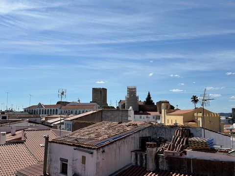 Welcome to this apartment with an Alentejo soul and family spirit, and let yourself be enchanted by the stunning view over the City of Moura, on a 95 m2 terrace. Due to its very central and valued location, this apartment is an excellent investment o...