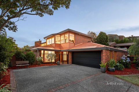 Surélevée pour capturer une vue imprenable sur les Yarra Ranges, cette superbe maison construite par Englehart est un chef-d’œuvre de conception architecturale, d’espace rempli de lumière naturelle et de vie familiale sans effort. Chaque détail de ce...