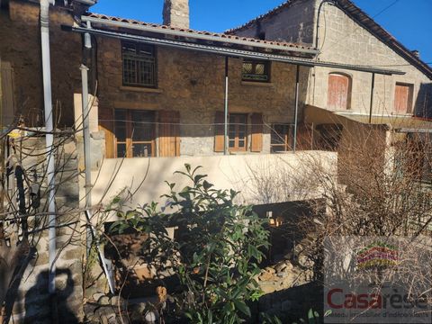 Entre Jaujac y La Souche, encantadora casa de piedra de 138 m² compuesta en la planta baja de salón, comedor, cocina, dormitorio, baño y aseo. Planta alta, 2 dormitorios, pasillo Terraza, bodegas y jardín no contiguo de unos diez metros aprox. 215m²....