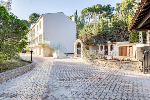 Cassis - Sea view Villa - Rare opportunity - Quality features and materials for this 218 m2 house, which has been completely renovated and redesigned, with easy access to the village on foot and in absolute peace and quiet. Once inside, adjoining on ...