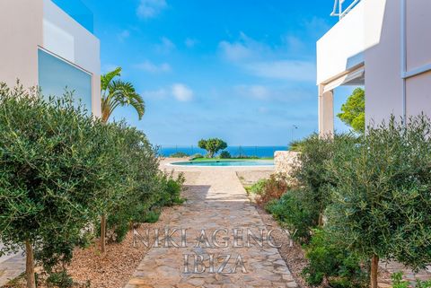 Townouse in Ibiza between Cala Tarida and Cala Molí This exceptional townhouse located between Cala Tarida and Cala Molí offers a perfect blend of modern elegance and Mediterranean charm. With a built area of 128 m², three bedrooms, and two bathrooms...