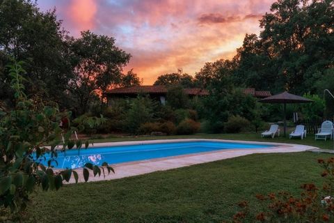 Unique opportunity: Rural complex with 5 tourist apartments in Valverde de la Vera If you are looking for a safe investment in an incomparable natural environment, we present this exclusive rural complex just 1 km from the charming municipality of Va...