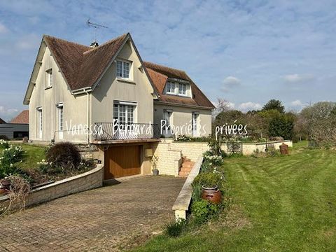 14590 Moyaux 15 Minuten von Lisieux und 6 km von Cormeilles entfernt, um dieses Familienhaus von ca. 160 m² in der Nähe von Geschäften und Schulen und nur 30 km von Deauville zu entdecken. Dieses Einfamilienhaus aus dem Jahr 1972 besteht aus einem Ei...