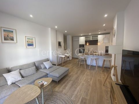 Apartment refurbished in June 2022 of around 62m2 with a terrace with direct access to the Hossegor lake canal. Located in the city center in a charming residence and has a separate entrance. It includes a living room with open fitted kitchen, 2 bedr...