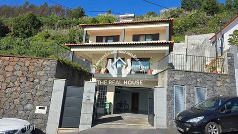 This 3+1 bedroom villa is a luxury property, with features that guarantee comfort and quality of life. Located in the privileged area of the bay of Funchal, it offers a breathtaking view of the sea and the city. The property is divided into three flo...