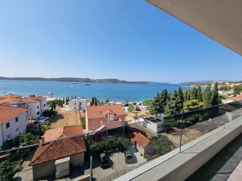 Dit ruime penthouse is gelegen in de pittoreske omgeving van Seget Donji, op korte afstand van het historische stadje Trogir. Het biedt een adembenemend uitzicht op de zee en Trogir, waardoor het een uitzonderlijk pand is voor zowel woon- als zakelij...