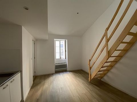 '' STUDIO renovated with beautiful mezzanine and storage space '' Come and discover this beautiful apartment, located on the 1st and last floor overlooking the courtyard, in a very well maintained Nice house. This pretty studio of 17.15m2 Loi Carrez ...