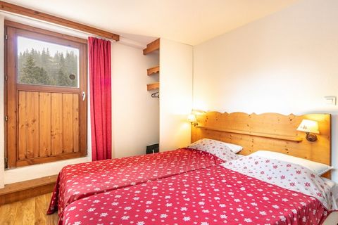 The apartament w Chamrousse ma 3 sypialnie i obłożenie dla 8 osób. Nocleg od 54 m² przytulny i bardzo jasne, Z widokiem na góry. Znajduje się w pobliżu 200 m miasta, 200 m od stacji narciarskiej i Znajduje się w idealnej dla rodzin strefa i w górach....