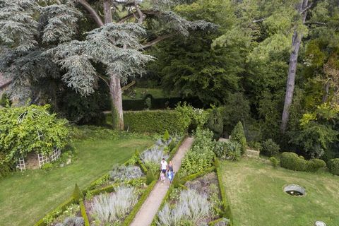 Der Parc de la Belle liegt in einem 12 Hektar großen Garten und vereint ungewöhnliche Unterkünfte, um in Vienne neue Energie zu tanken. Mit der Familie, Freunden oder einem romantischen Kurzurlaub ist der Parc de la Belle der ideale Ort, um abzuschal...