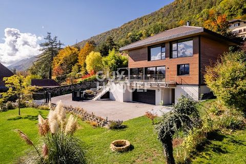 Exclusief bij Guy Hoquet Grand Annecy! Aan de poorten van Annecy, in Sévrier, kom en ontdek deze prachtige villa met houten frame, gebouwd in 2017 op een bebost perceel van 882m² met een adembenemend uitzicht op het meer en de omliggende bergen. Het ...