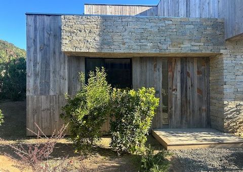 Laatste kans *** Villa 1 - Les Lofts de Sainte de Lucie Ideale pied-à-terre of huurinvestering. Lagere notariskosten. Onder architectuur gebouwde villa op een landgoed op 20 km van Porto Vecchio, in het zuiden van Corsica, net buiten het dorp Sainte ...