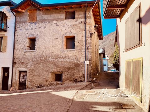 **Village House for Sale - A Dream Opportunity! ** Discover this charming village house, free on three sides and on three levels, located in a strategic position with south, east and west orientation and a few steps from Ponte di Legno and the 