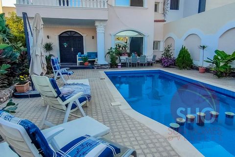 Presentatie te koop van een prachtig afgewerkte en gemeubileerde semi-villa in Mubarak 7 villa district in Hurghada, gebouwd over 3 verdiepingen en biedt fantastische gemeenschappelijke ruimtes met aangelegde tuinen en een zwembad. De villa is gebouw...