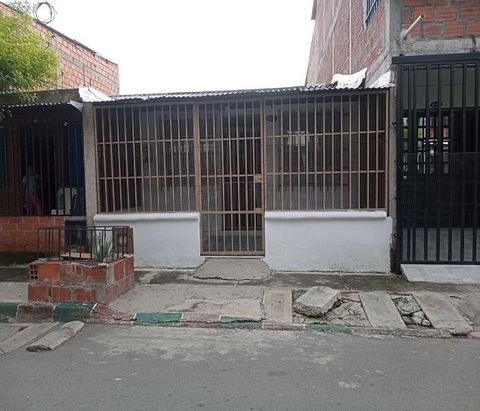 Vendo casa en Ciudad del Campo a pocos metros de la avenida principal con documentos al día y lista para escriturar. La casa cuenta con un piso dos habitaciones, sala-comedor, baño, patio de ropas y con todos los enchapes y obra blanca su cielo raso ...