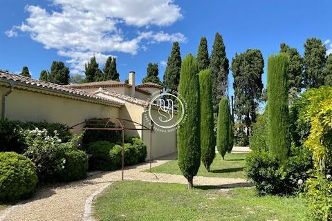 Ideally situated in a quiet location close to the town center, this spacious property boasts over 260m² of living space, a swimming pool and attractive landscaped grounds. On the garden level, there's a vast living room with a majestic old fireplace,...