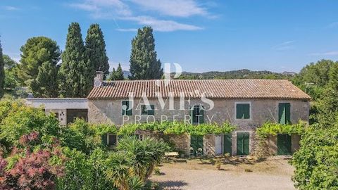 Just a short walk from the center of the village of Maussane-les-Alpilles, this authentic mas, built in the early 1800s, charms with its unique character. With a living area of 240 m², it currently consists of 6 independent apartments, including one ...