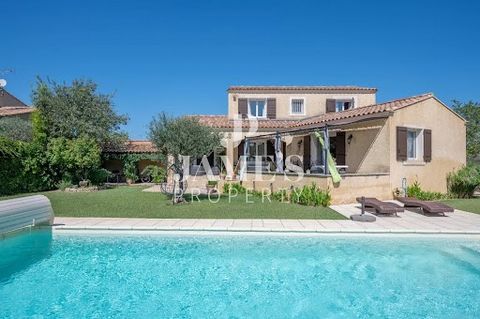 Jame's Property vous présente, Non loin du centre village de Fontvieille, découvrez cette charmante maison traditionnelle dans un secteur recherché, au calme. Sur un terrain de 1100 m², elle offre une surface habitable généreuse de 165 m² répartie su...