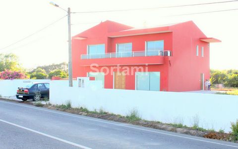 Uitstekend vrijstaand huis te koop, dicht bij Albufeira Genesteld in een perceel van ongeveer 4300m2 en een buitenruimte met veel ruimte, biedt het een combinatie van elegantie en traditionele charme. Begane grond bestaat uit inkomhal, zeer ruime woo...