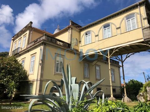 Magnificent Estate in Vilar do Paraiso - 1,257m2 built Stunning farmhouse from the late nineteenth century, with a palace dating from 1900 inspired by the Brazilian colonial style. The building was restored in the 50s by an illustrious Portuense. It ...