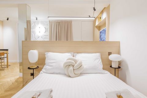 Checkmyguest offers you this little urban gem in the heart of Paris's 17th arrondissement - a modern, elegant studio apartment that combines Parisian charm with comfort. You'll love its ideal location, just a fifteen-minute walk from the Arc de Triom...