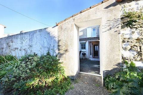 Pleasant village house in good condition, well located in a small alley just 2 minutes on foot from the square and shops. It includes on the ground floor a living room with fireplace, an open fitted kitchen, a bathroom with toilet, and a shower room....