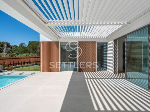 Unique property in an exclusive area of Cascais - Areia. Set on a plot of land measuring 1110 m2, with over 937 m2 of gross construction area and 759 m2 of gross private area, it is within walking distance of the Quinta da Marinha Equestrian Club, Gu...