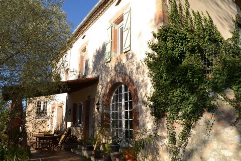 Just 3 minutes from the centre of Puylaurens and all its amenities, come and discover this beautiful character house of approximately 253 m² with swimming pool on more than 4 ha and enjoying a clear view of the surrounding countryside. Warm and with ...