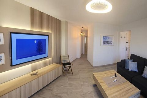 Dit luxe appartement biedt vanuit elk raam een ??adembenemend uitzicht op zee, waardoor het een perfect toevluchtsoord aan de Costa del Sol is. Het beschikt over een ruime woonkamer met een grote smart-tv, een rustige slaapkamer ontworpen voor ontspa...