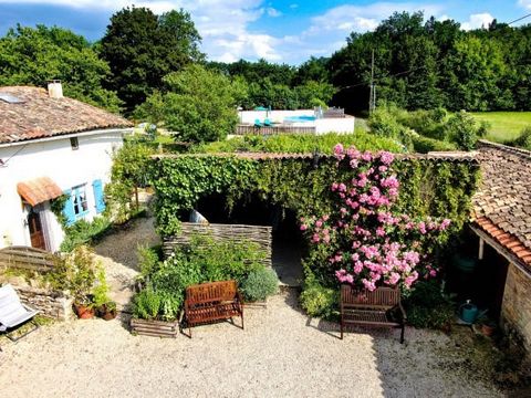 Pour les clients à la recherche d'une grande opportunité dans un endroit privilégié. Cet ancien corps de ferme comprend 3 habitations indépendantes (une maison principale avec deux chambres et deux gîtes avec chacun 1 chambre), un espace bien-être av...