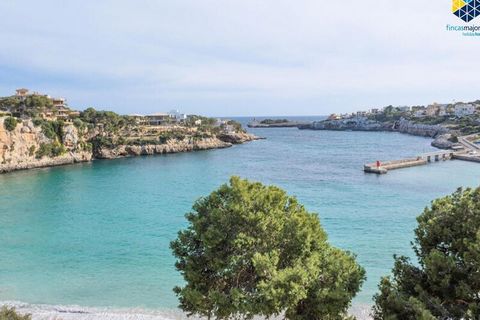 Dieses direkt am Strand gelegene Apartment mit 3 Schlafzimmern bietet Platz für bis zu 5 Personen. Es ist komplett ausgestattet und verfügt in allen Zimmern über eine Klimaanlage für Komfort. Die großzügige Terrasse bietet einen atemberaubenden Blick...