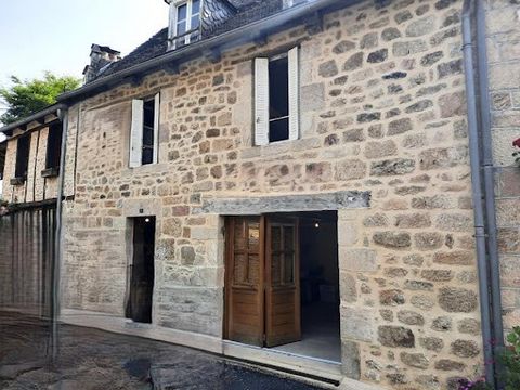 FOR SALE IN CORRÈZE, Cédric COVERGNAT offers you in the town of LAROCHE CANILLAC 19320 a typical Corrèze house of 102 m² on 2 levels + ground floor. This house is completely renovated, the work has been carried out as follows: Roof to be reviewed bef...