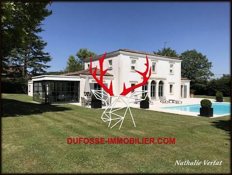 RARE: Nathalie Vertat, Dufossé real estate agency in Monts d'Or, offers you a property of 315 m² nestled on a magnificent flat and landscaped plot of 4100 m², in the very sought-after commune of Saint-Didier-au-Mont-d'Or. It includes 5 bedrooms, incl...